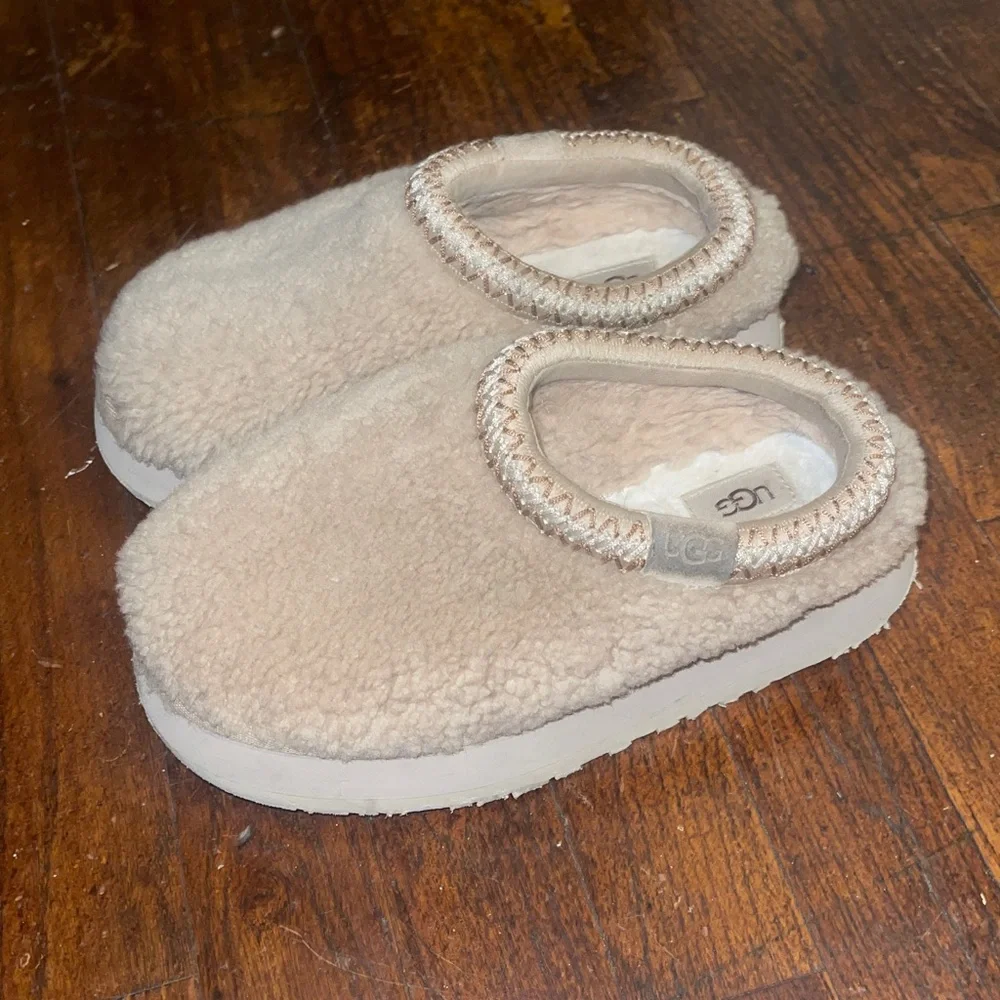 UGG Women's Tazz Maxi Curly slippers in a sand color Size 5